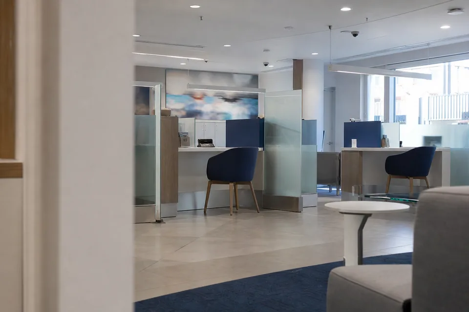 Wnętrze oddziału banku ze stanowiskami obsługi firm