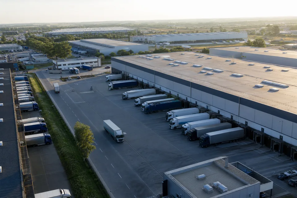 Centrum logistyczne z ciężarówkami przy rampach